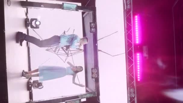 Vertikales Video Junges Spaßpaar Singt Bei Live Musik Event Auf — Stockvideo