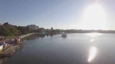 Hava görüntüsü. Turistli motorlu gemi gün batımında Ternopil 'de göle açılacak. Akşam vakti. Yüksek kalite 4k görüntü