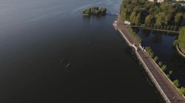 Göl 'de tepeden aşağı uçan kano kürek, yukarıdan gelen kayak izi. Ternopil, şehir plajı. Yüksek kalite 4k görüntü