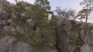 Resmedilmeye değer manzaralarda uçmak. Büyük taş kayalar, vahşi ormanlar ve dağ manzarası. Turist eğlencesi. Yürüyüş rotaları. Sinema videosu. Yüksek kalite 4k görüntü