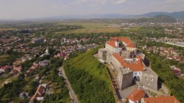 Palanok Kalesi 'nin havadan görünüşü. Mukachevo Şatosu, Ukrayna 'nın batısındaki Mukacheve şehrinde tarihi bir kaledir. Zakarpati. Yüksek kalite 4k görüntü