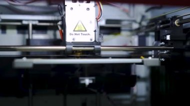 Kapatın. FDM 3D yazıcı şefi plastik modeli basıyor. Katkı teknolojisi. Yüksek kaliteli FullHD görüntüler