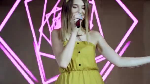 Arka Planda Gül Gibi Işıklarıyla Duygusal Şarkıcının Canlı Performansı Müzik — Stok video