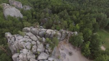 Resmedilmeye değer manzaralarda uçmak. Büyük taş kayalar, vahşi ormanlar ve dağ manzarası. Turist eğlencesi. Yürüyüş rotaları. Sinema videosu. Yüksek kalite 4k görüntü