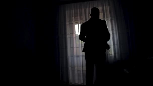 Siluet Seorang Pria Memakai Jaket Berdiri Depan Jendela Hotel Rekaman — Stok Video