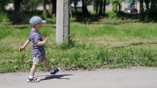 Щасливий Хлопчик Смішний Біжить Сидить Траві Прекрасний Пейзаж Дитинство Повільний — стокове відео