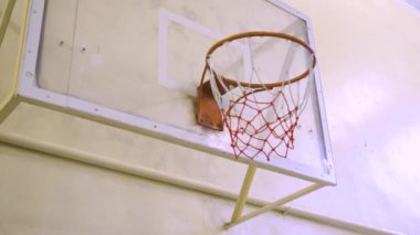 Kapatın. Okul bahçesinde Basketbol Hoop Yavaş Hareketi 'nde çok güzel bir Profesyonel Atış. Basket Ağı 'na Top Uçuşu Dönüyor. Spor Konsepti. Yüksek kaliteli FullHD görüntüler