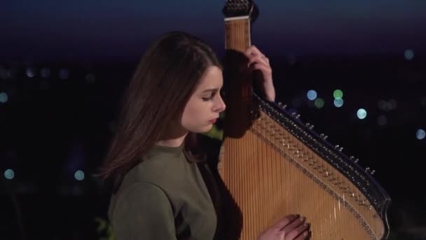 Músico Toca Instrumento Bandura Tradicional Ucraniano Las Luces Ciudad Fondo — Vídeo de stock