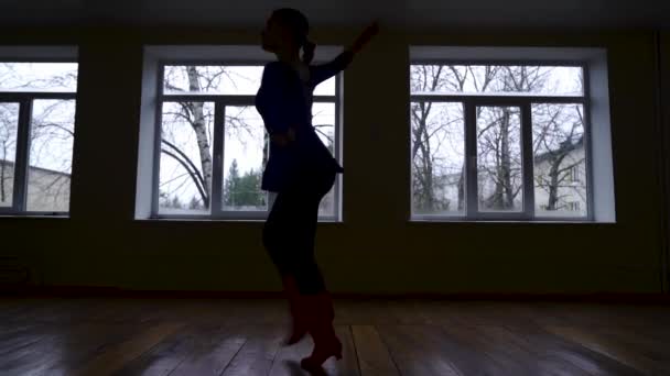 慢动作 一个跳舞的胖胖的芭蕾舞演员的轮廓 胳膊和腿的运动 黑暗的教室里轮流着 优质Fullhd影片 — 图库视频影像