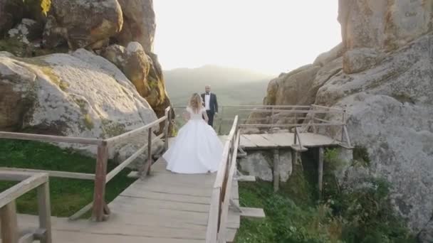 Aerial View Bryllup Par Bjergklippe Fra Drone Solnedgang Landskab Luftudsigt – Stock-video