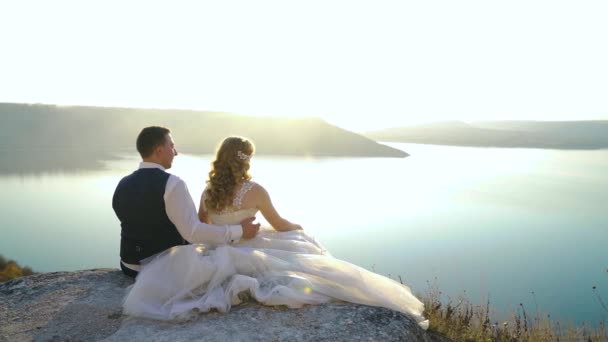 Cuplu Stând Îmbrățișându Vârf Dealului Exotics Island Sea View Imagini — Videoclip de stoc