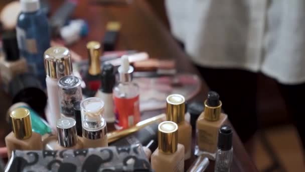 化妆刷和其他化妆用具在柜台上的特写特写 相机滑行 优质Fullhd影片 — 图库视频影像