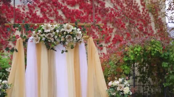 Luxuoso Arco Madeira Casamento Decorado Com Arranjos Florais Lantejoulas Nos — Vídeo de Stock