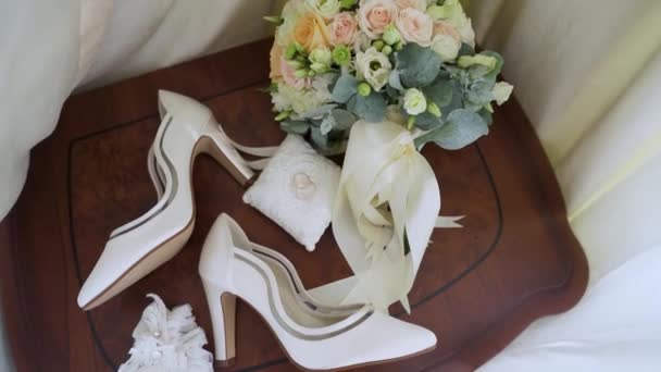 新娘的鞋子 结婚戒指和饰物在准备过程中并排躺着 击中摄像头 优质Fullhd影片 — 图库视频影像