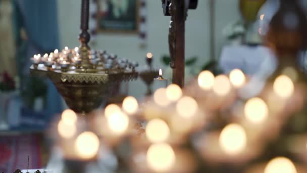 Gelbe Kerze Vor Vielen Unscharfen Kerzen Hintergrund Der Kirche Hochwertiges — Stockvideo