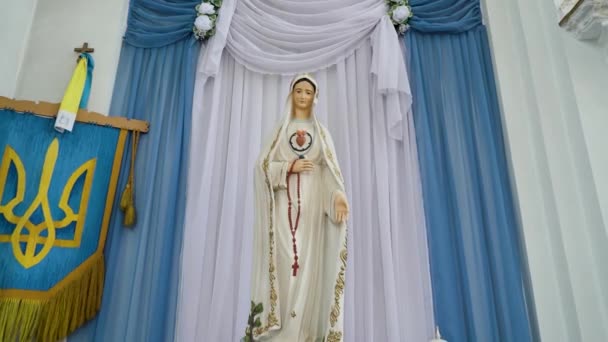 Socha Panny Marie Stojící Uvnitř Hlavou Skloněnou Vypadá Zpříma Dolly — Stock video