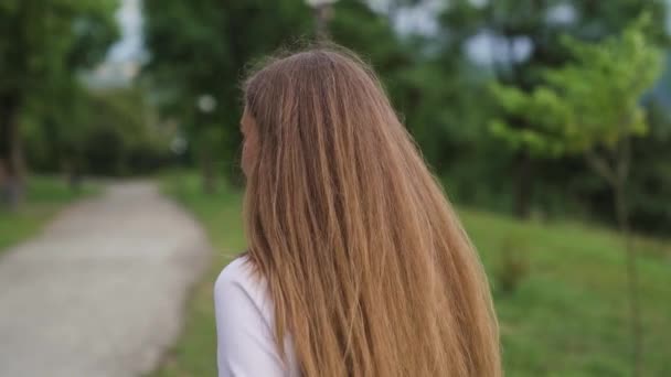 Den Unga Kvinnan Går Vänder Och Ler Stadsparken Bakgrund Kameran — Stockvideo