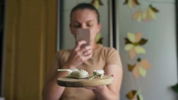 Lezzetli Çikolatalı Pastayla Fotoğraf Çeken Genç Bir Kadın Kameraya Poz — Stok video