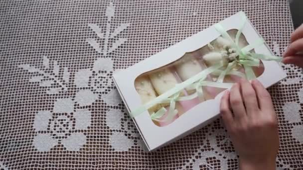 Vrouw Opent Roze Lint Doos Met Smakelijke Witte Chocolade Cheesecake — Stockvideo