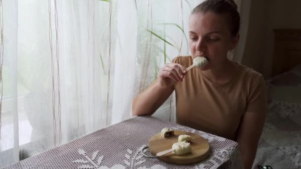 Porträt Eines Mädchens Das Hause Dessert Beißt Nahaufnahme Zufriedene Frau — Stockvideo