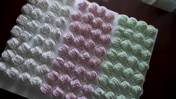 Muitos Marshmallows Cozinhados Vermelhos Verdes Brancos Estão Sobre Mesa Câmara — Vídeo de Stock