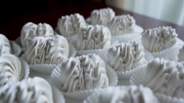 Ev yapımı pembe çilek, nane ve vanilya şekeri. Havada marşmelov var. Kaydırıcı masada. Yakın plan. Yüksek kalite 4k görüntü