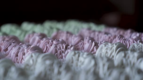 Närbild Hand Tar Två Rosa Marshmallow Cookies Från Stor Grupp — Stockvideo