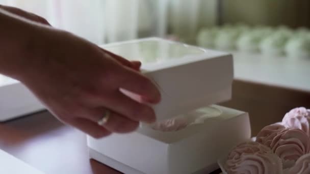 Meşgul Kadın Alıcılar Için Yapımı Marşmelovlarla Dolu Beyaz Kutular Yapıyor — Stok video