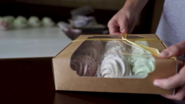 Eine Frau Bindet Ein Band Zephyr Oder Marshmallows Verpackt Geschenkkartons — Stockvideo
