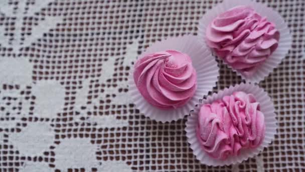 Sakta Backarna Närbild Hand Tar Två Rosa Marshmallow Cookies Från — Stockvideo