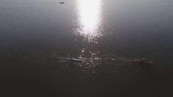 Két Kajakos Egy Nagy Tavon Kora Este Napkitörésekkel Vízen Ternopil — Stock videók