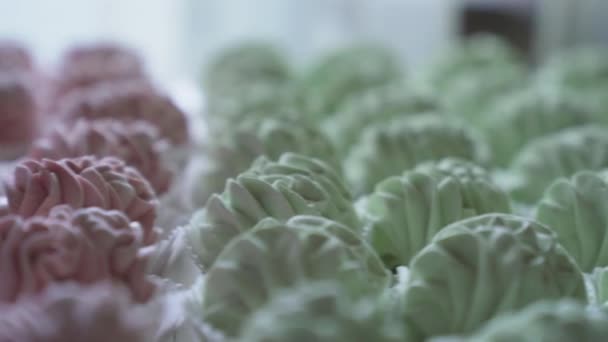 自制的粉红色草莓 薄荷糖和香草棉花糖 多毛有用的棉花糖 主题桌上的滑翔机 高质量的4K镜头 — 图库视频影像