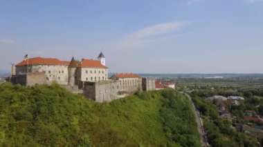Palanok Kalesi 'nin havadan görünüşü. Mukachevo Şatosu, Ukrayna 'nın batısındaki Mukacheve şehrinde tarihi bir kaledir. Zakarpati. Yüksek kalite 4k görüntü