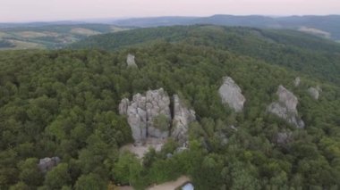 Ormandaki Duvbush kayalarının muhteşem dağ manzarasında uçuyor. Yüksek kalite 4k görüntü