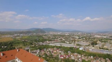 İnsansız hava aracı, bulutlu bir sonbahar gününde, Avrupa 'nın küçük bir şehrinde, Ortaçağ kalesinde, Palanok Şatosu, Mukachevo, Ukrayna' da saat kulesinin üzerinde uçuyor. Yüksek kalite 4k görüntü