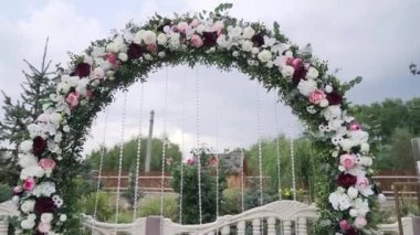 Bulutlu bir günde kemerdeki güller. Güzel koyu mavi gökyüzü. Yüksek kaliteli FullHD görüntüler