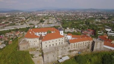 Ukrayna 'daki tahtırevan kalesinin hava manzarası mavi gökyüzü. Yüksek kalite 4k görüntü