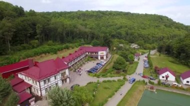 Orman ve göl üzerindeki hava manzarası. Ahşap restoran dinlenme alanı arasında. Yüksek kalite 4k görüntü