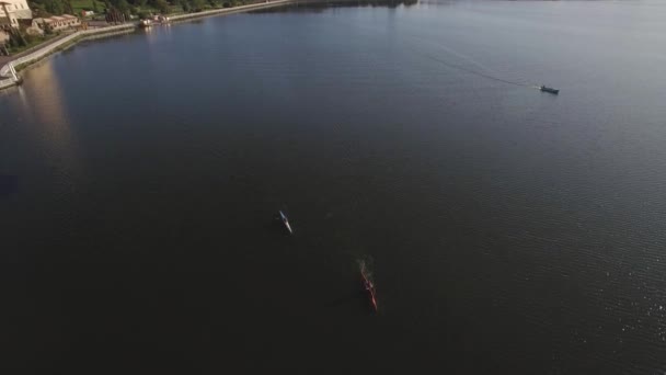 トップダウン空中カヤック湖でパドリング カヤック上から追跡 テルノーピル シティビーチ 高品質4K映像 — ストック動画