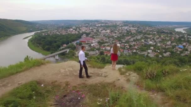 Πάνω Από Την Άποψη Του Νεαρού Ζευγαριού Στέκεται Κοντά Αγκαλιάζει — Αρχείο Βίντεο