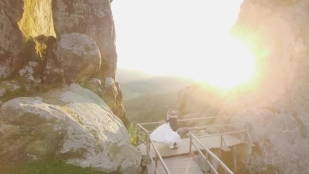 Aerial View Bryllup Par Bjergklippe Fra Drone Solnedgang Landskab Luftudsigt – Stock-video