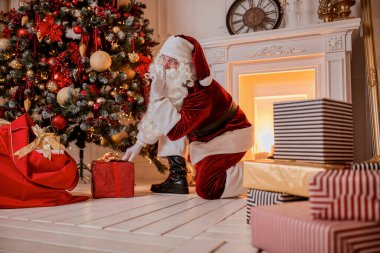 Hediyelerle dolu büyük kırmızı bir çantayla Noel Baba çocuklara hediye getirmek için acele ediyor. Yeni yıl ve Mutlu Noeller, Mutlu Noeller konsepti