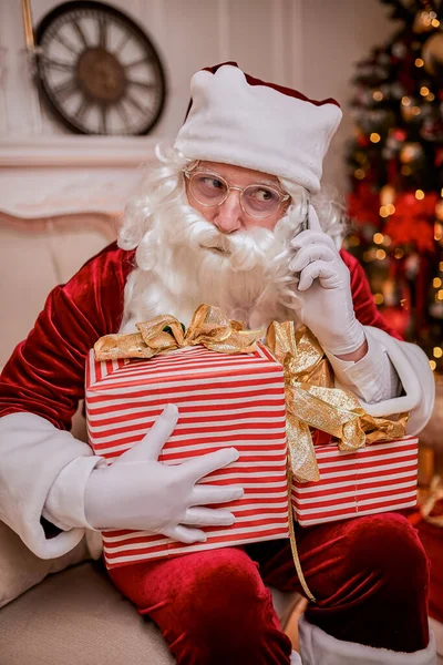 Санта Клаус Сидит Диване Разговаривает Мобильному Телефону Камина Рождественская Елка — стоковое фото