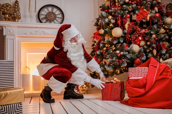 Santa Claus Con Una Gran Bolsa Roja Regalos Apresuran Llevar — Foto de Stock