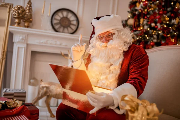 Surpris Père Noël Avec Cadeau Lumineux Magique Près Bel Arbre — Photo