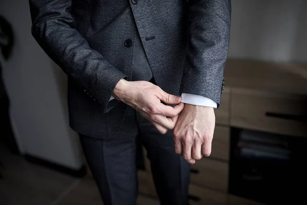 ビジネスマンはジャケットを着て男性の手を閉じて結婚式の前に朝に準備をする新郎 — ストック写真