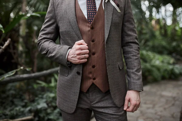 Επιχειρηματίας Φοράει Ένα Σακάκι Αρσενικά Χέρια Closeup Γαμπρός Ετοιμάζεται Πρωί — Φωτογραφία Αρχείου