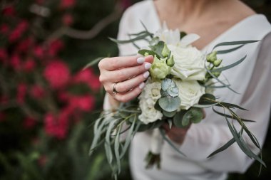 Gelinin elindeki buket, düğün töreninden önce hazırlanan kadın.