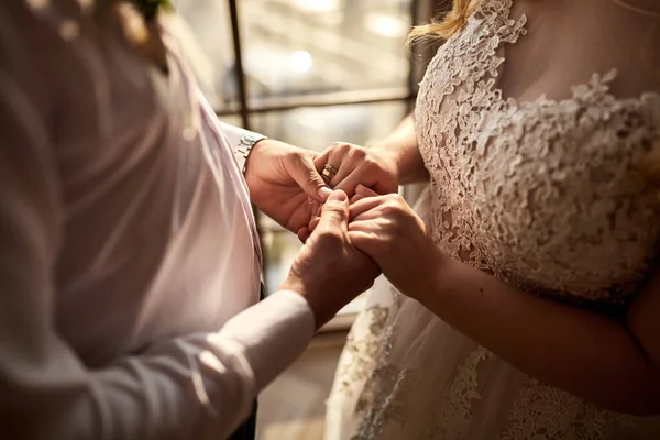 Bruid Bruidegom Hand Hand Buiten Bruiloft Thema — Stockfoto