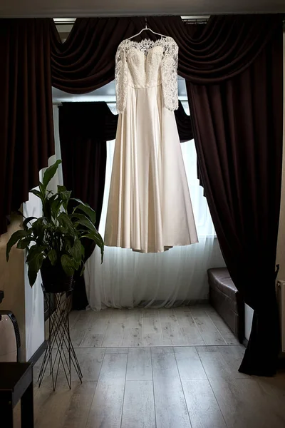 Belle Robe Mariée Suspendue Dans Chambre Femme Préparer Avant Cérémonie — Photo